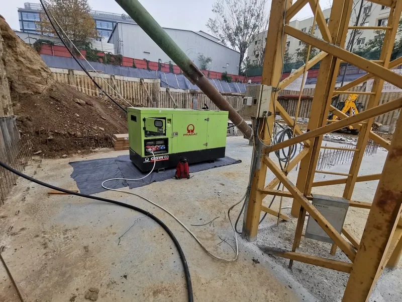 Generator pe un șantier