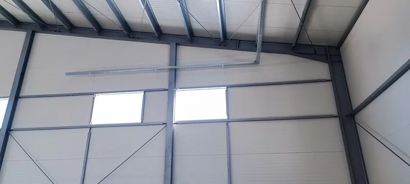 Panouri LED într-o hală