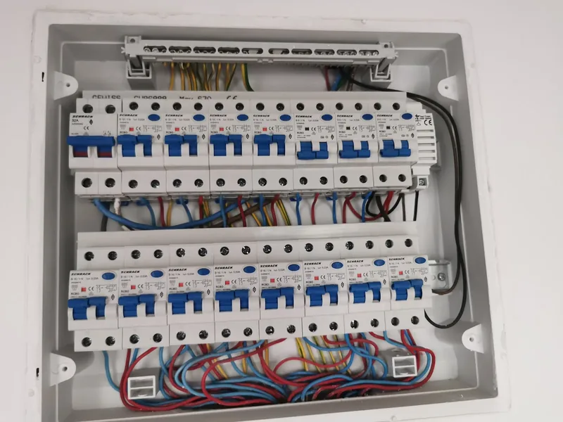 Siguranțe automate cablate ordonat